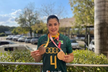 Adria Jesus com medalhas conquistadas no paradesporto