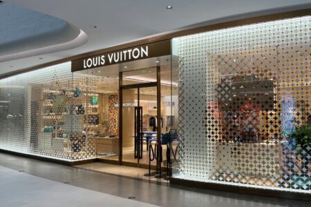 Mulher ignorada na Louis Vuitton se vinga de funcionários na China Chinesa decidiu esperar por dois meses para colocar seu plano em ação