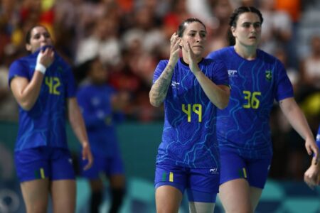 Jogadoras de Handebol comemorando