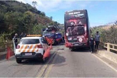 César Menotti mostra estado do ônibus após acidente e agradece: 'Mais um livramento'