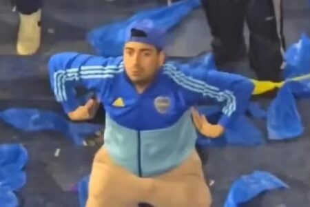 Torcedor do Boca Juniors que cometeu racismo é detido pela polícia, veja vídeo Argentino foi flagrado imitando um macaco