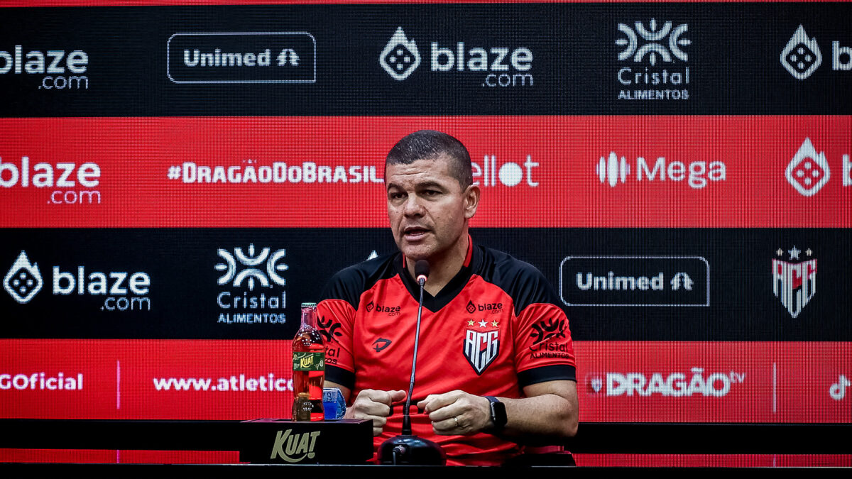 Umberto Louzer em entrevista coletiva no CT do Dragão