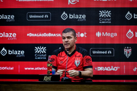 Umberto Louzer em entrevista coletiva no CT do Dragão