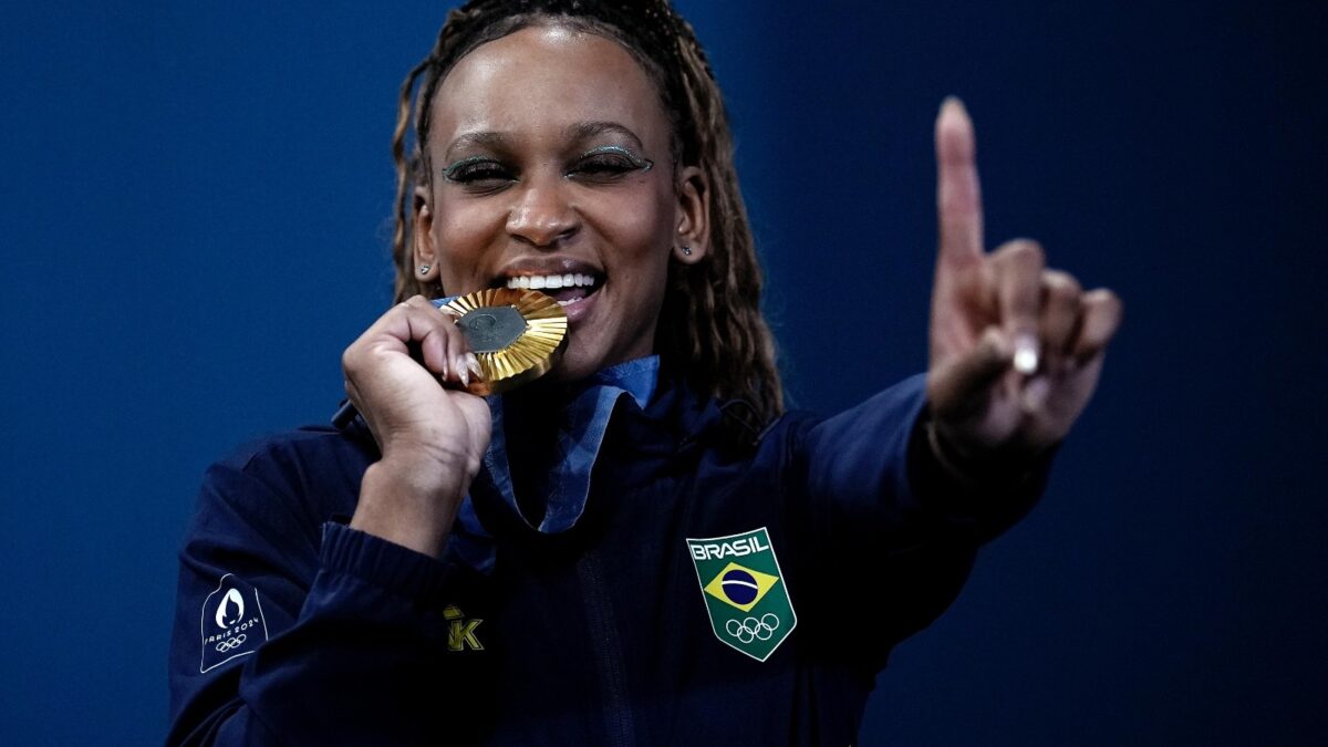 Rebeca Andrade com a medalha de ouro