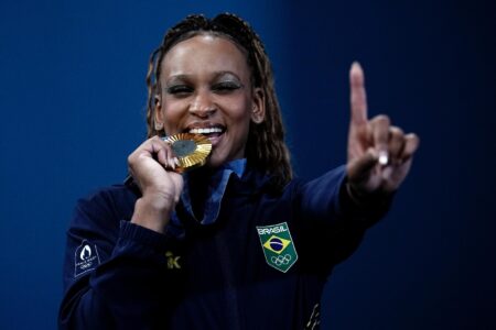 Rebeca Andrade com a medalha de ouro