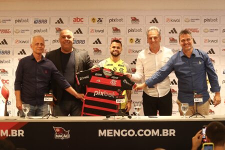 Michael entre os diretores do Flamengo