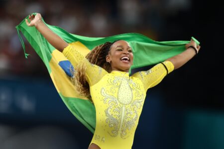 Rebeca Andrade com a bandeira do Brasil 2024