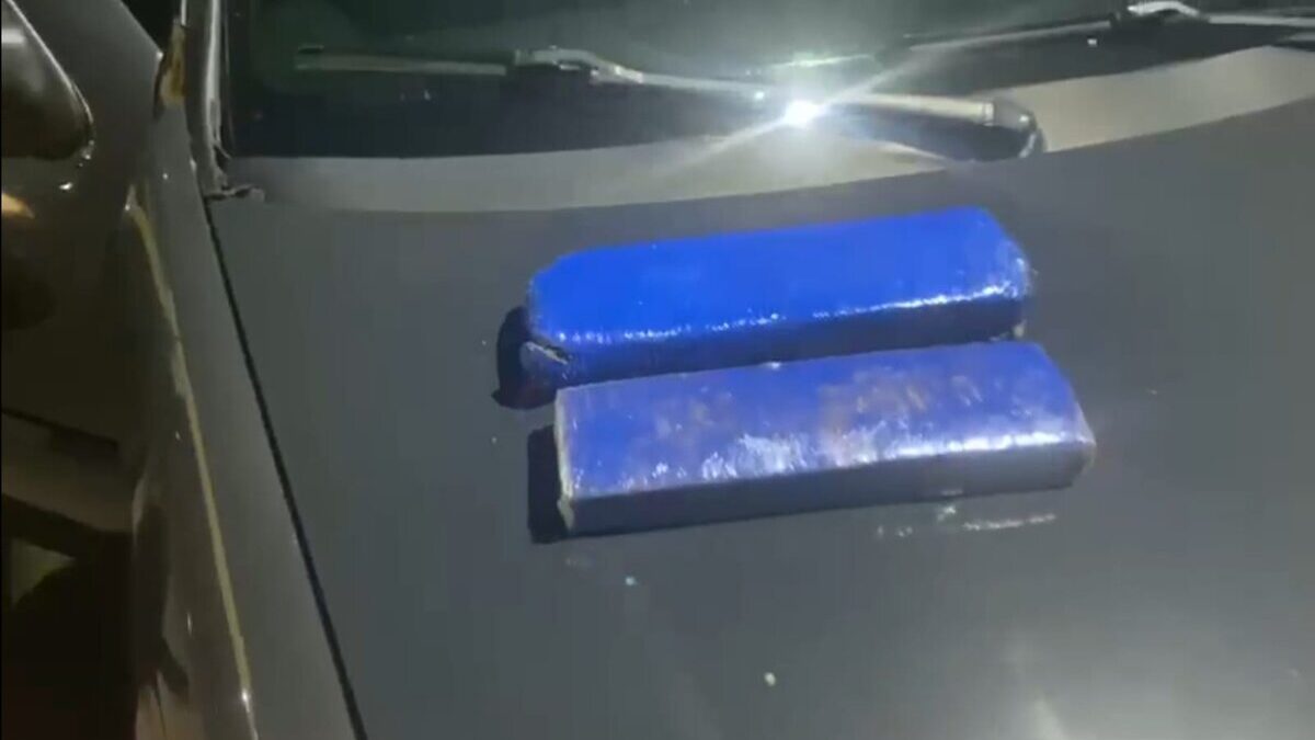 Imagem colorida mostra dois tabletes de drogas embalado em papéis da cor azul