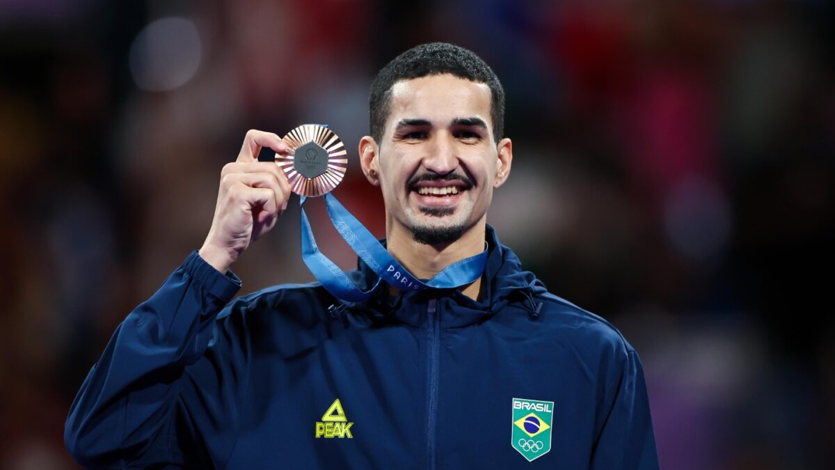Edival Pontes, o Netinho, com a medalha de bronze