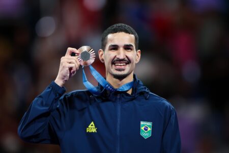 Edival Pontes, o Netinho, com a medalha de bronze