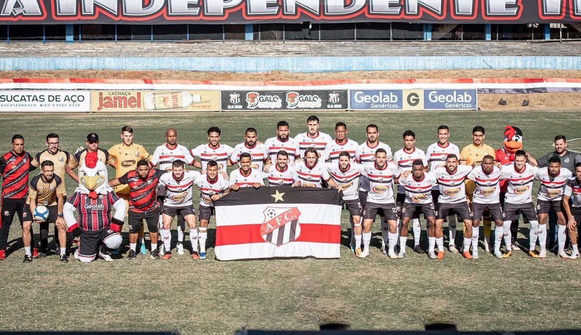 Jogadores do Anápolis perfilados com a bandeira do clube