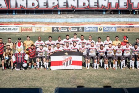 Jogadores do Anápolis perfilados com a bandeira do clube