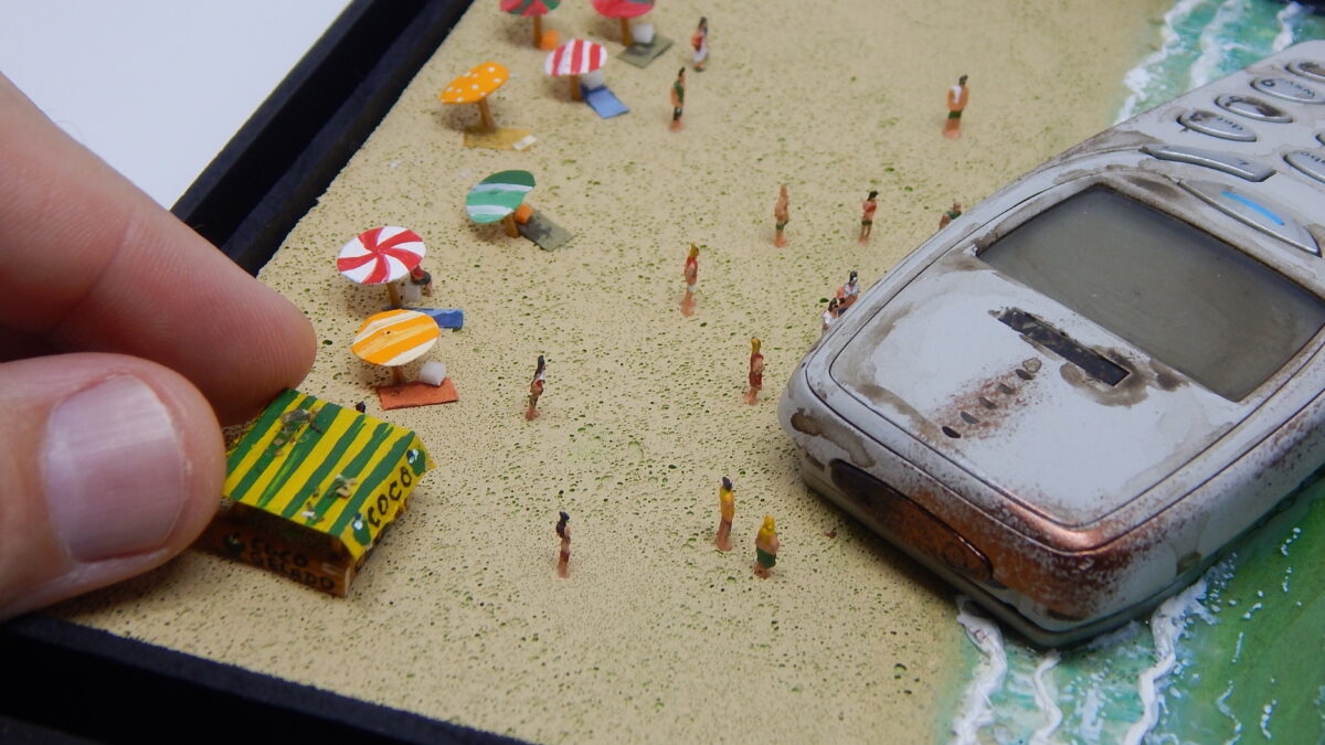 Exposição de miniaturas feitas a partir de lixo eletrônico desembarca em Goiânia