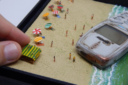 Exposição de miniaturas feitas a partir de lixo eletrônico desembarca em Goiânia