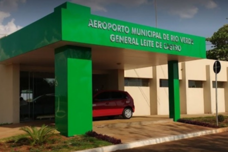 Imagem colorida mostra a entrada do Aeroporto Municipal de Rio Verde