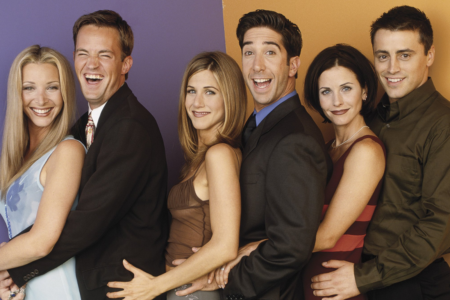 "Friends" completa 30 anos em 22 de setembro e vai ter comemoração! O canal Warner Channel preparou uma maratona especial com 30 episódios mais populares e memoráveis da série.