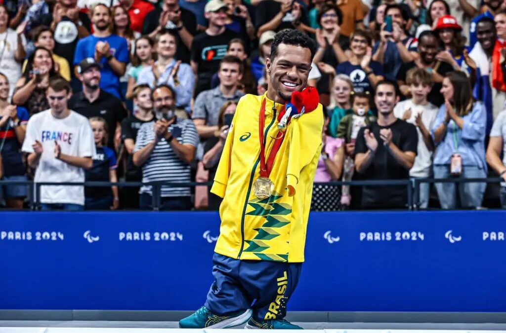Gabrielzinho comemorando ouro na natação
