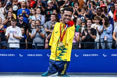 Gabrielzinho comemorando ouro na natação