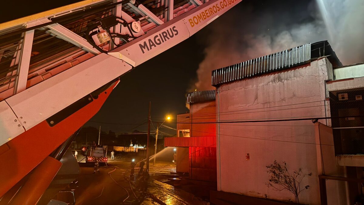 Foram usados 85 mil litros de água no combate às chamas Incêndio destrói depósito de móveis em Goiânia confira