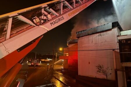 Foram usados 85 mil litros de água no combate às chamas Incêndio destrói depósito de móveis em Goiânia confira