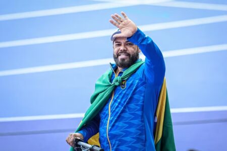 Claudiney Batista celebrando mais uma conquista