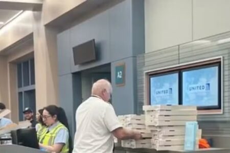 Após pouso de emergência e longa espera, piloto pede pizzas para passageiros Atitude foi saudada como exemplo de 'humildade e altruísmo'