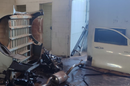 Cemitério de caminhonetes roubadas em Goiânia (Foto: Divulgação)