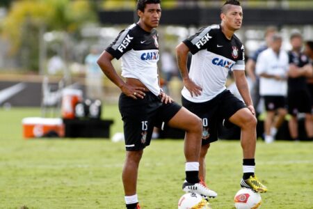 Paulinho e Ralf atuando juntos no Corinthians