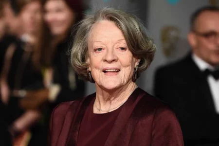 A atriz britânica de teatro e cinema Maggie Smith, estrela de “Downton Abbey” e da franquia “Harry Potter” e que já ganhou dois Oscars, três Emmys e inúmeros prêmios de teatro em seu currículo, morreu na sexta-feira em Londres aos 89 anos.