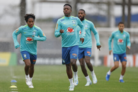 Vinicius Junior no aquecimento da Seleção