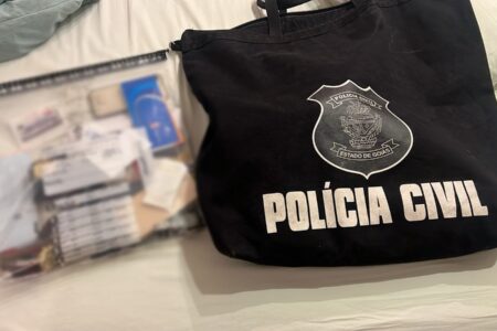 Documentos apreendidos pela Polícia Civil em Goiânia, Acreúna e Edeia durante operação contra desvios e fraudes no ITCD (Foto: PCGO)