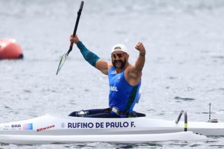 Fernando Rufino comemorando ouro na canoa