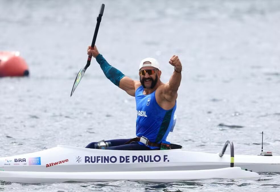 Fernando Rufino comemorando ouro na canoa