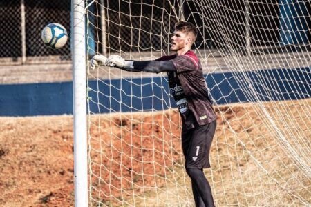 Goleiro Wellerson treinando no Jonas Duarte