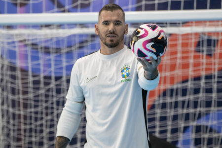 Goleiro da Seleção com a bola de futsal na mão