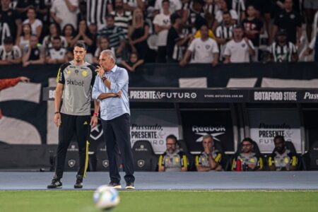 Tite ao lado do filho Matheus na beira do gramado no Engenhão