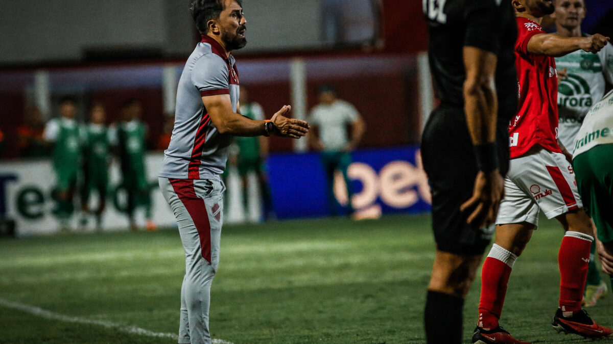 Luizinho Lopes na beira do gramado no OBA