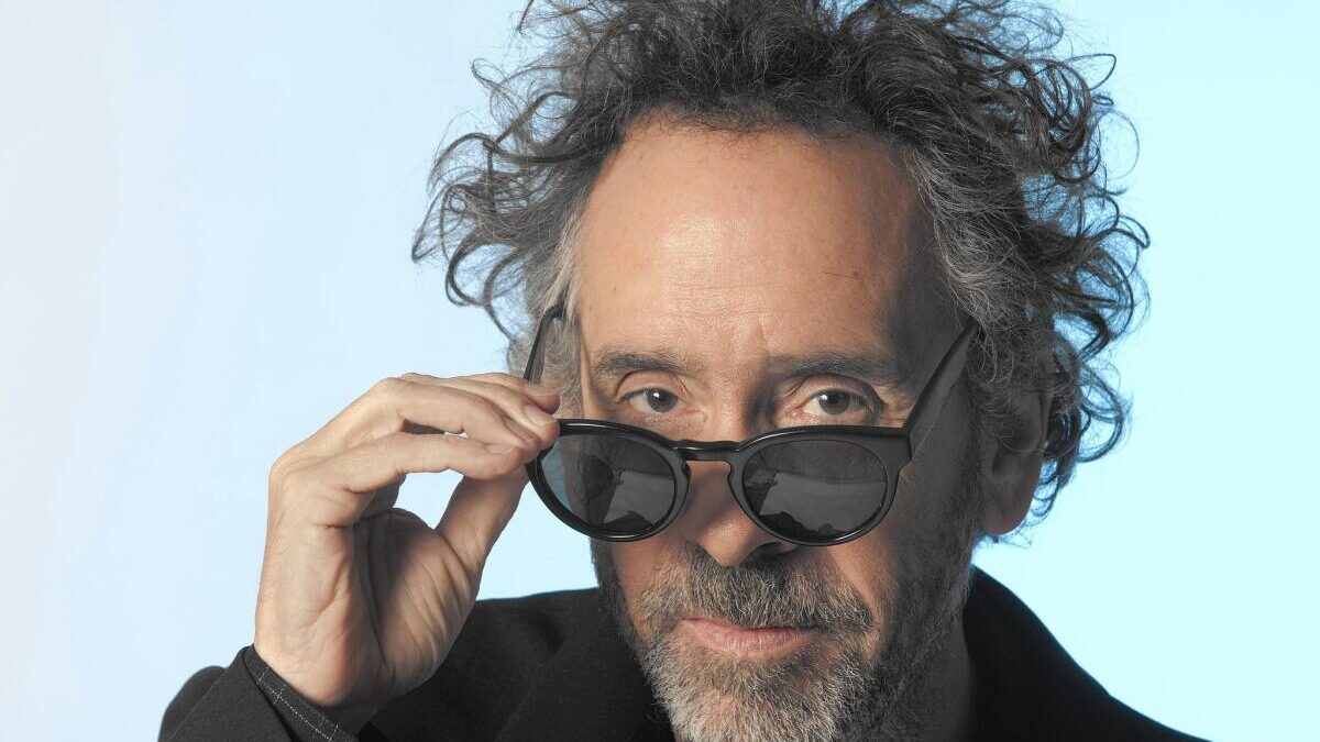 Não, "O Estranho Mundo de Jack" não foi dirigido por Tim Burton. A ideia da história partiu de Burton e ele idealizou todo aquele mundo e seus personagens, porém, na época Burton estava ocupado com as filmagens de "Batman" e, portanto, pediu a Henry Sellick para guiar o barco (afinal, animação em stop-motion demora, e muito, para ser feita). Portanto, antes de falarem que eu esqueci o filme na lista, não, não esqueci. Por mais que seja um dos filmes mais Tim Burton que existe, a lista contém apenas longas dirigidos pelo diretor norte-americano. Então, vamos de lista!