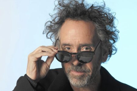 Não, "O Estranho Mundo de Jack" não foi dirigido por Tim Burton. A ideia da história partiu de Burton e ele idealizou todo aquele mundo e seus personagens, porém, na época Burton estava ocupado com as filmagens de "Batman" e, portanto, pediu a Henry Sellick para guiar o barco (afinal, animação em stop-motion demora, e muito, para ser feita). Portanto, antes de falarem que eu esqueci o filme na lista, não, não esqueci. Por mais que seja um dos filmes mais Tim Burton que existe, a lista contém apenas longas dirigidos pelo diretor norte-americano. Então, vamos de lista!