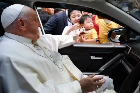 Papa Francisco abençoa criança enquanto deixa Jacarta, na Indonésia, com destino a Papua Nova Guiné (Foto: Vaticano)