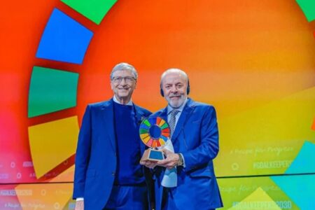 Lula recebe prêmio de Bill Gates por combate à fome Fundação Bill e iniciativas como o Bolsa Família e a Aliança Global contra a Pobreza