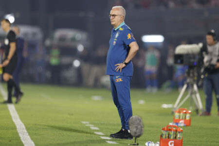 Dorival Junior na beira do gramado do Defensores del Chaco