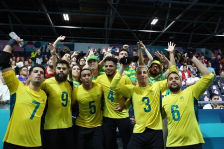 Seleção masculina de Goalball comemorando vitória