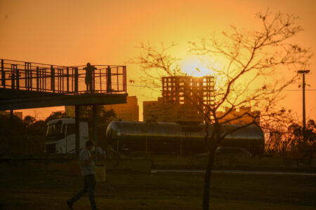 Imagem do pôr do sol em uma cidade