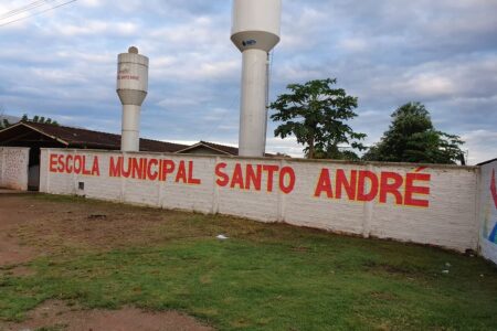 Foto mostra o muro de uma escola