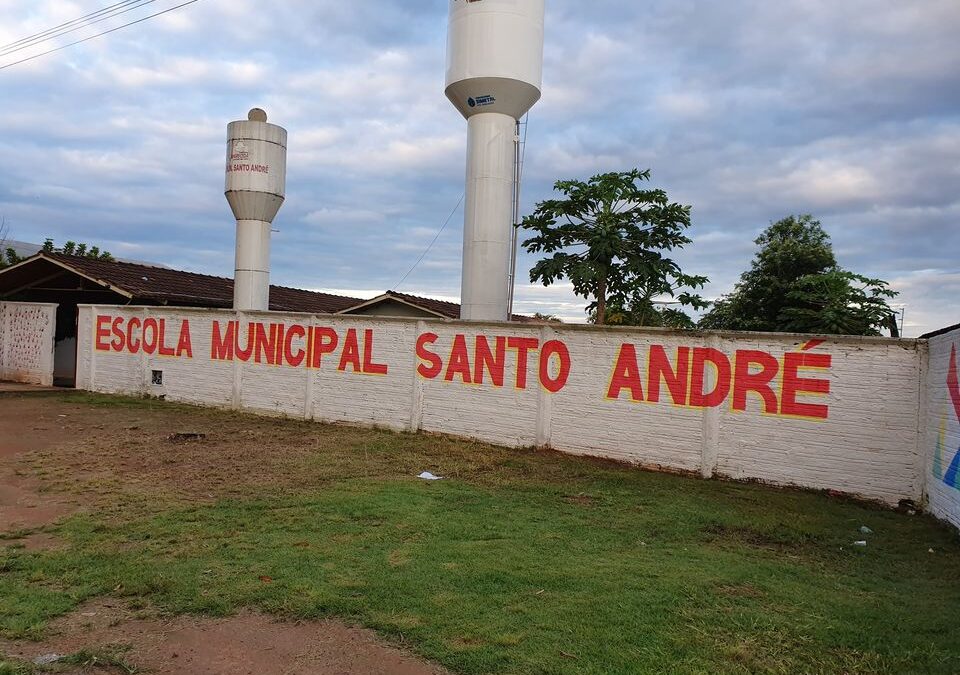 Foto mostra o muro de uma escola