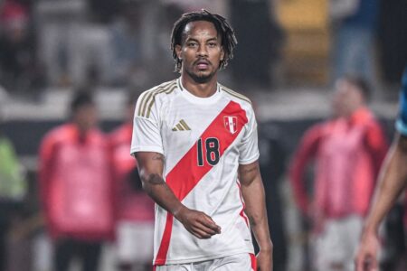 André Carrillo atuando pelo Peru