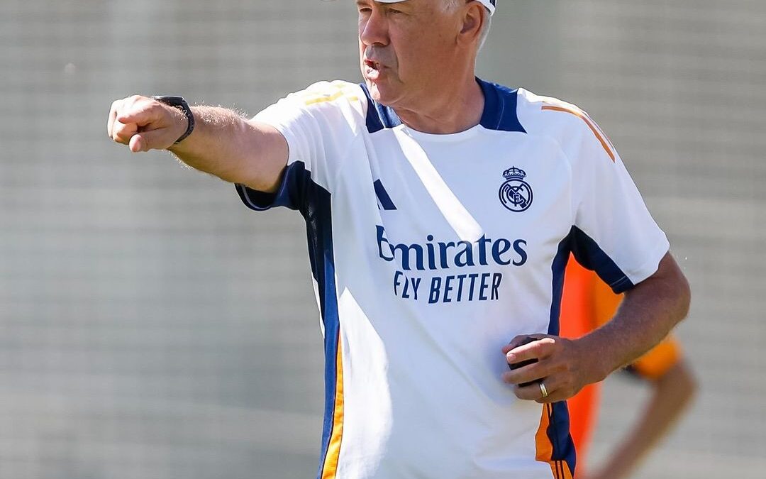 Carlo Ancelotti comandando treino no CT do Real Madrid