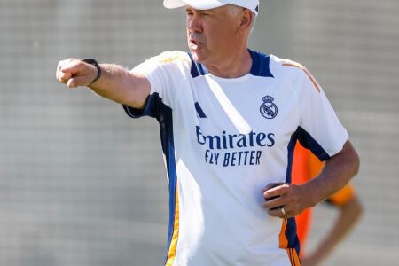 Carlo Ancelotti comandando treino no CT do Real Madrid