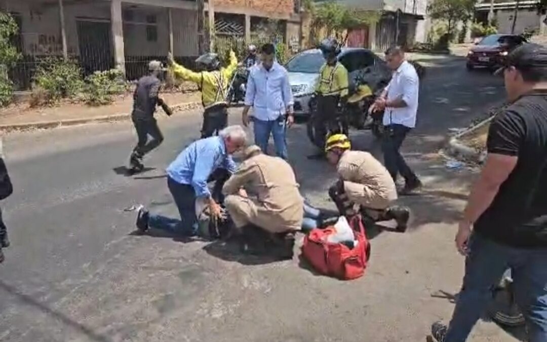 pessoas socorrendo vitimas de acidente